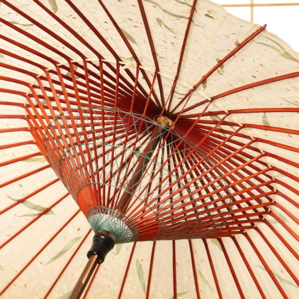 笹の葉が入った白い和紙の雨傘