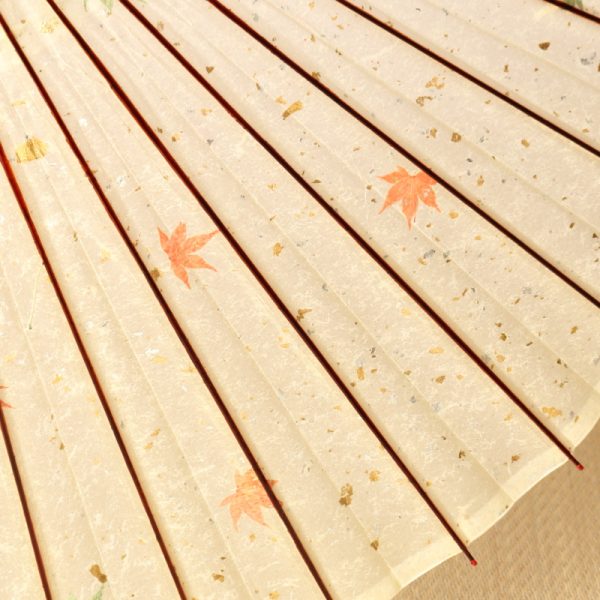 紅葉の葉が入った白い和紙の雨傘