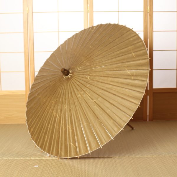 京都の黒谷和紙とのコラボレーションにより完成した深緑色の日傘