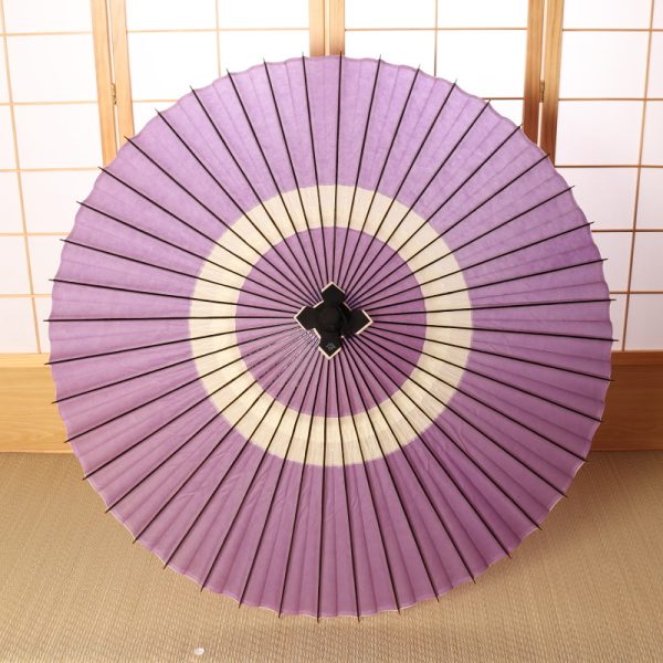 薄い紫に白い輪が中央に入った蛇の目柄の雨傘