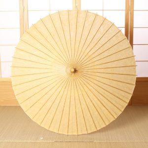 京都の黒谷和紙とのコラボレーションにより完成した金茶色の日傘