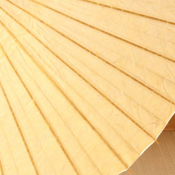 京都の黒谷和紙とのコラボレーションにより完成した金茶色の日傘