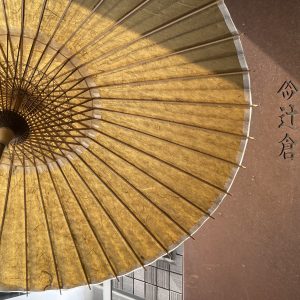 京都黒谷の手漉き雲竜紙『鶯』色の和日傘