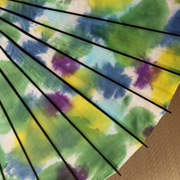 黄色、緑、青色のぼかし染めの和日傘です。
