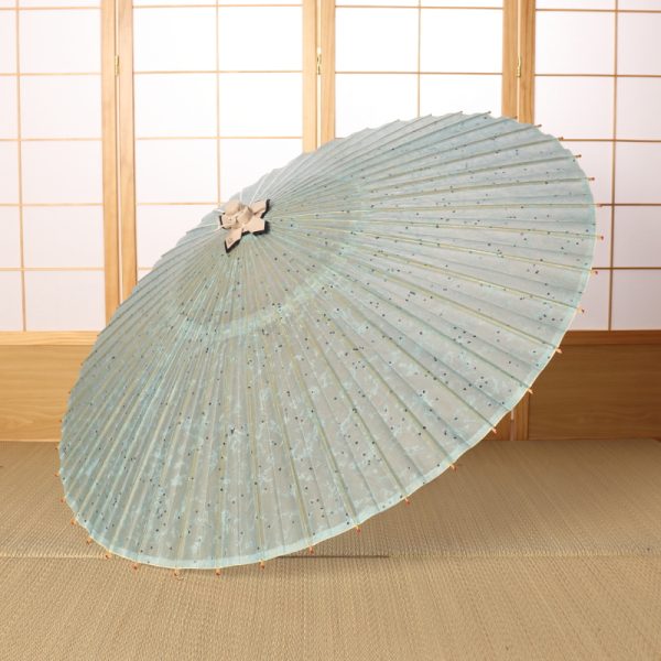 京都黒谷和紙を使用して和傘に仕立てた水色の和傘