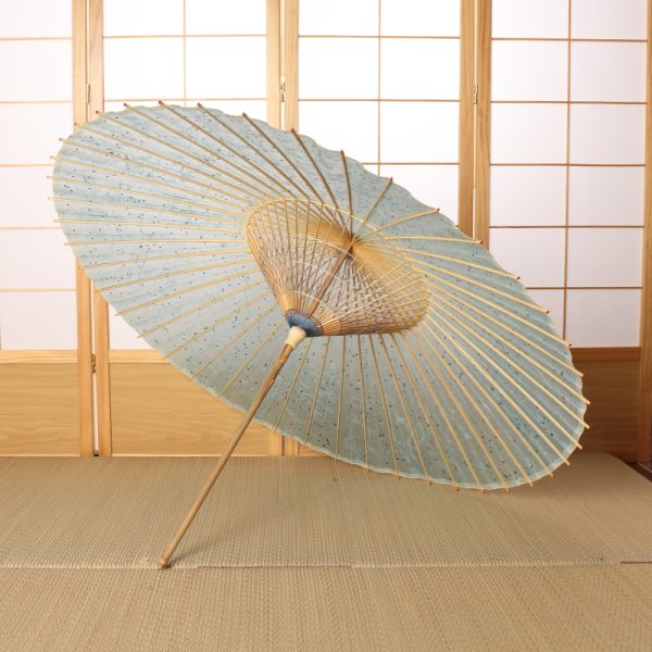 京都黒谷和紙を使用して和傘に仕立てた水色の和傘
